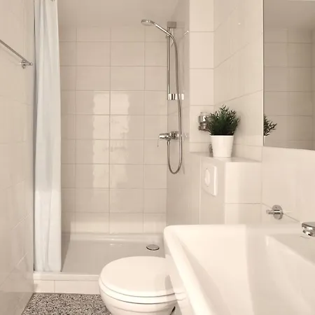 Hell Und Modern Eingerichtete Auf Den Ringen דירה